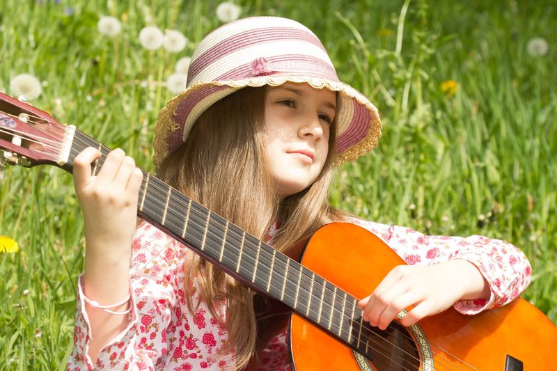девочка с гитарой